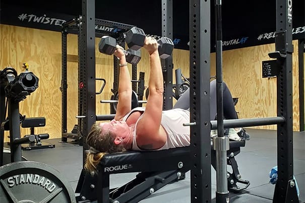 woman lifting weights at Affinity Fitness